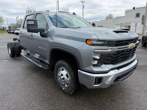 Used 2026 Chevrolet Silverado 3500 LT w/ Convenience Package AWD/4WD image 3