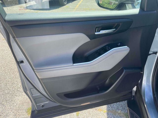 Used 2020 Toyota Highlander XLE AWD/4WD image 18