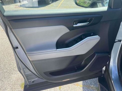 Used 2020 Toyota Highlander XLE AWD/4WD image 18
