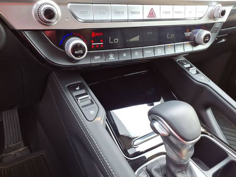 Used 2024 Kia Telluride EX w/ EX Captain's Chair Package FWD image 8