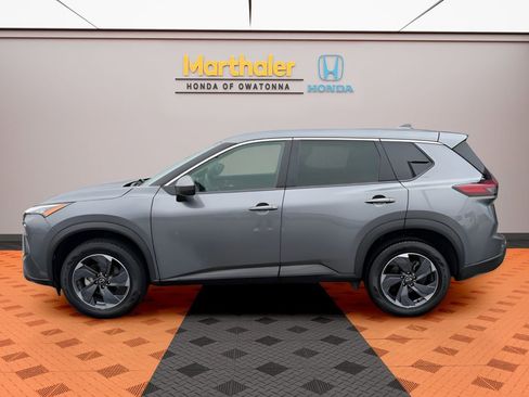 Used 2025 Nissan Rogue SV FWD image 2