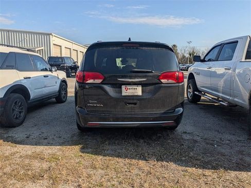 Used 2017 Chrysler Pacifica Touring-L image 3