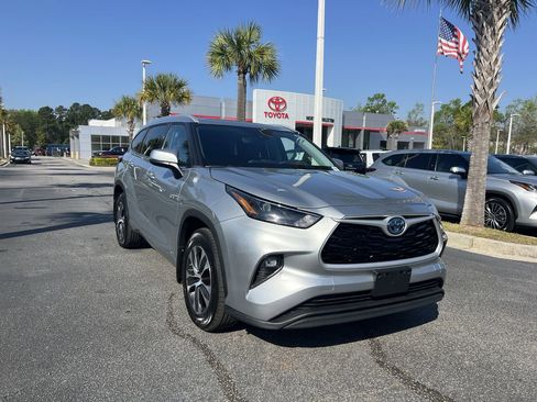 Used 2022 Toyota Highlander XLE AWD/4WD image 2