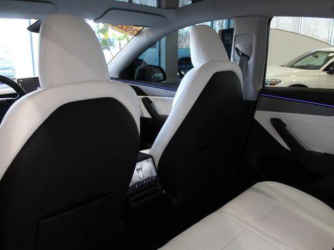 Used 2026 Tesla Model Y Long Range image 18