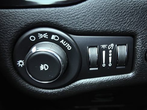 Used 2020 Jeep Cherokee Latitude Plus image 12