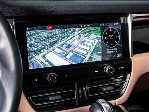 Certified 2025 Porsche Macan image 22