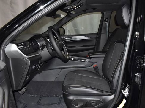 New 2025 Jeep Grand Cherokee Altitude image 10