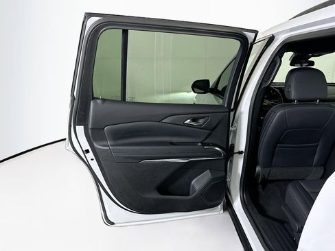 Used 2025 Chevrolet Traverse LT image 26