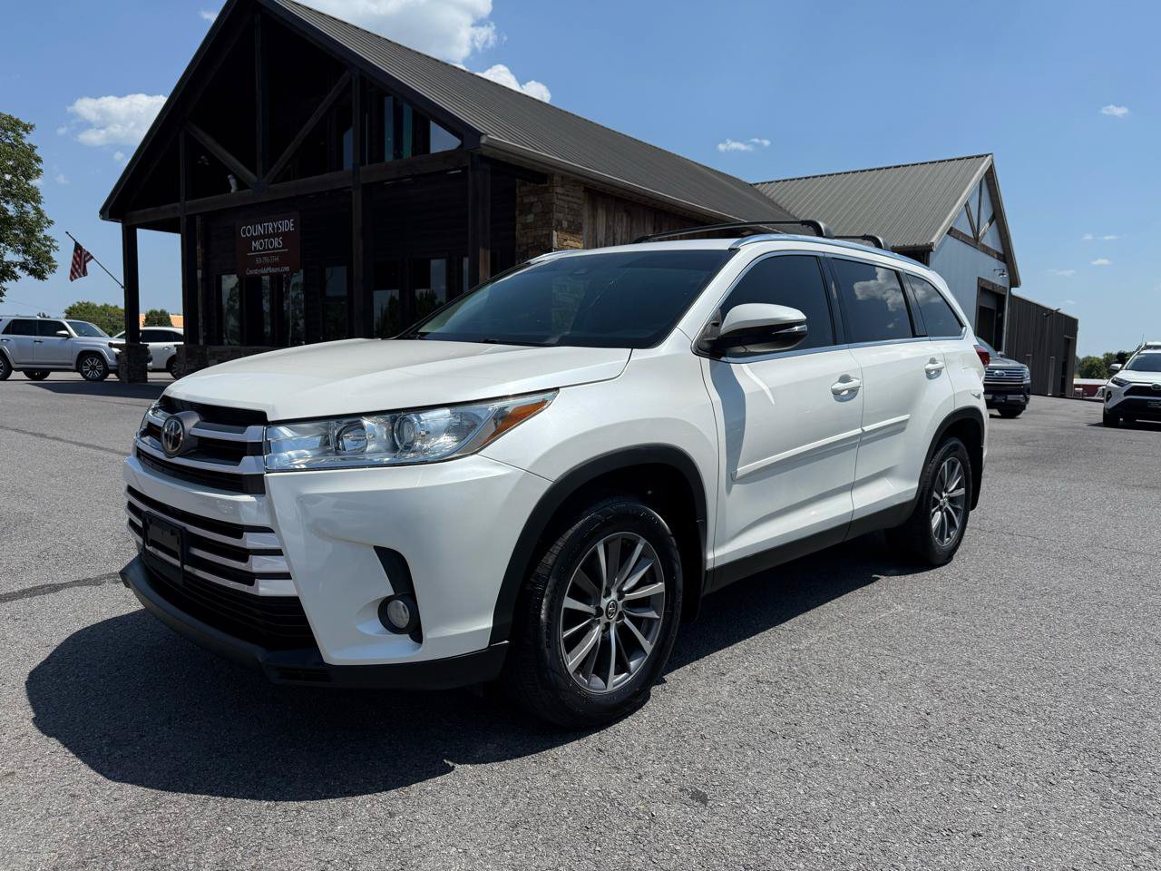 Used 2019 Toyota Highlander XLE AWD/4WD image 2