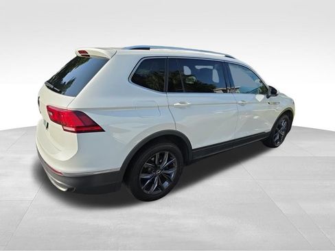 Used 2023 Volkswagen Tiguan SE w/ Panoramic Sunroof Package FWD image 3