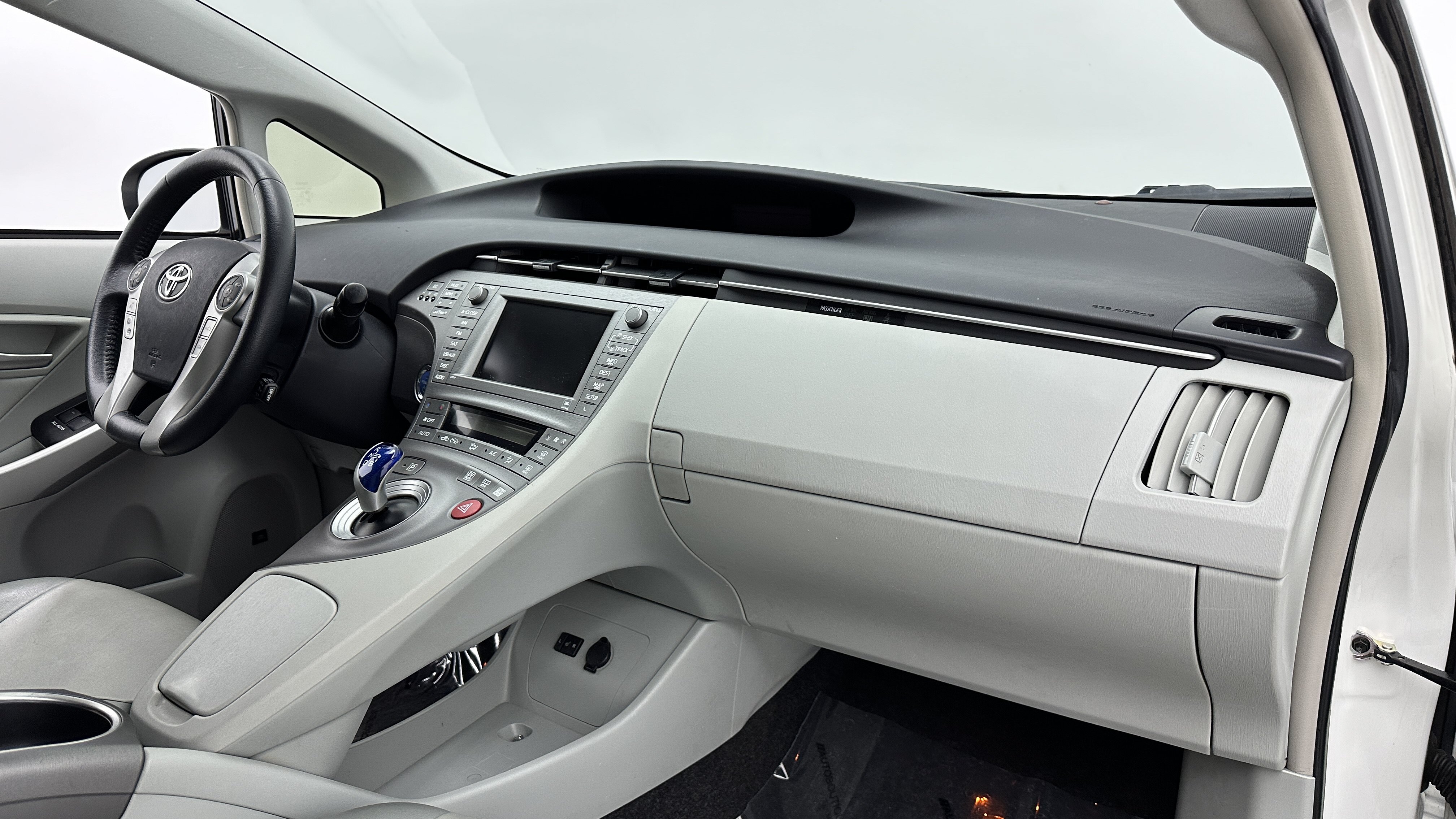 Used 2015 Toyota Prius Five w/ Advanced Technology Package FWD image 36