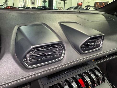 Used 2022 Lamborghini Huracan EVO image 26