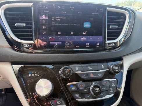 Used 2022 Chrysler Pacifica Touring-L FWD image 10