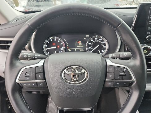 Used 2020 Toyota Highlander XLE image 19