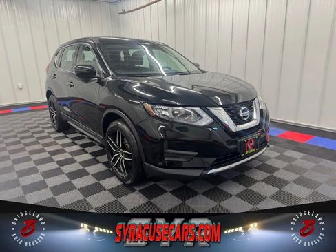 Used 2017 Nissan Rogue S image 1