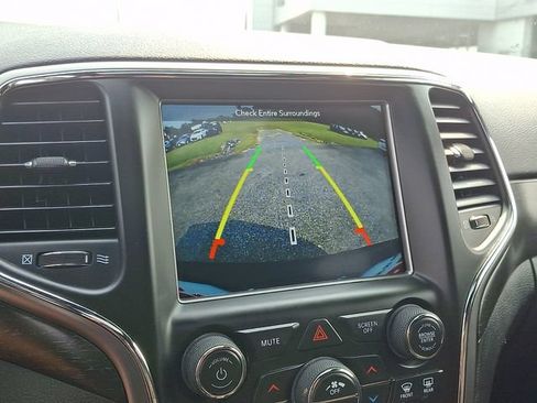 Used 2018 Jeep Grand Cherokee Laredo AWD/4WD image 21
