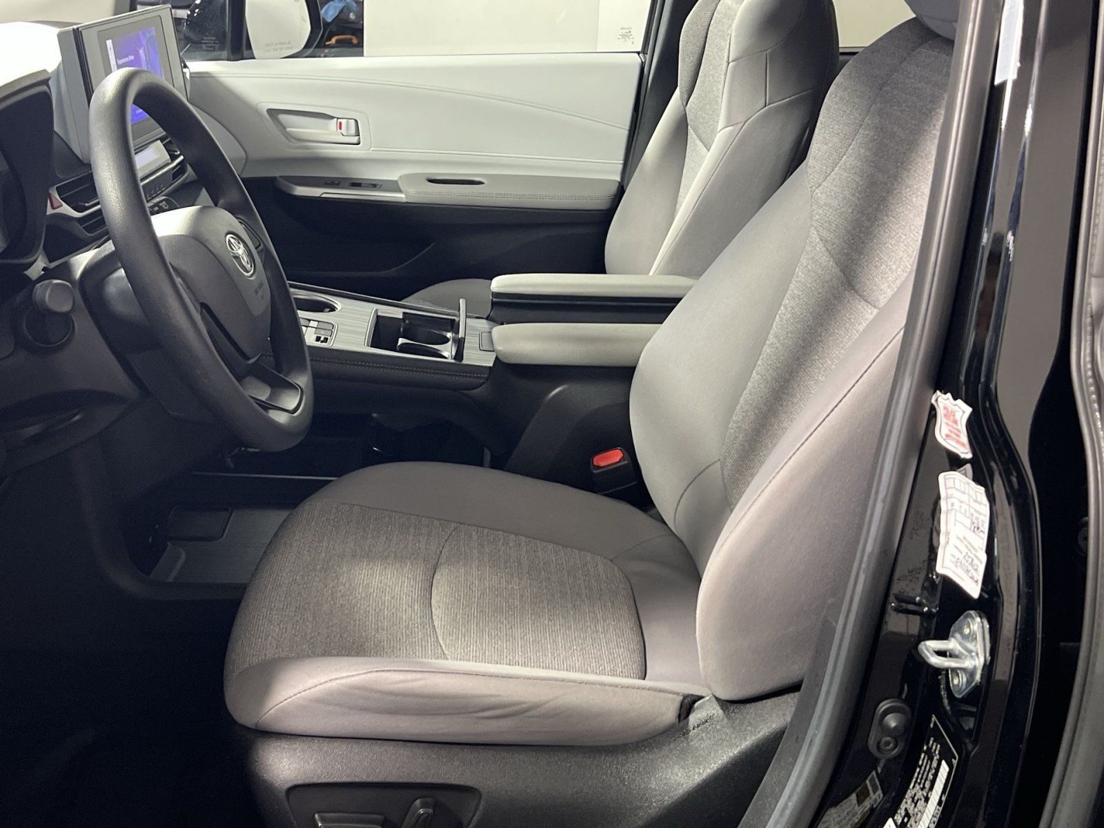 Used 2025 Toyota Sienna LE FWD image 13