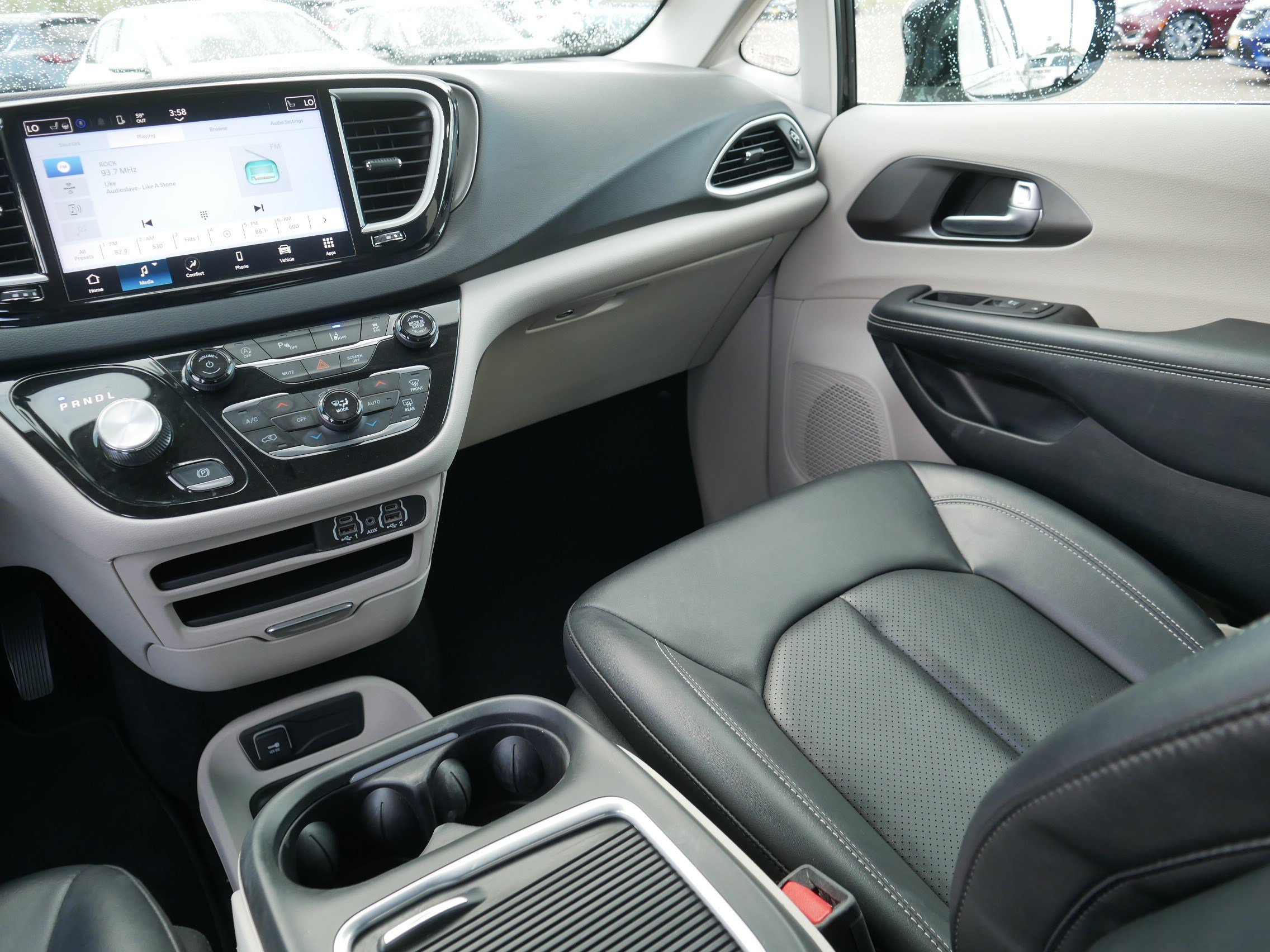 Used 2024 Chrysler Pacifica Touring-L FWD image 11