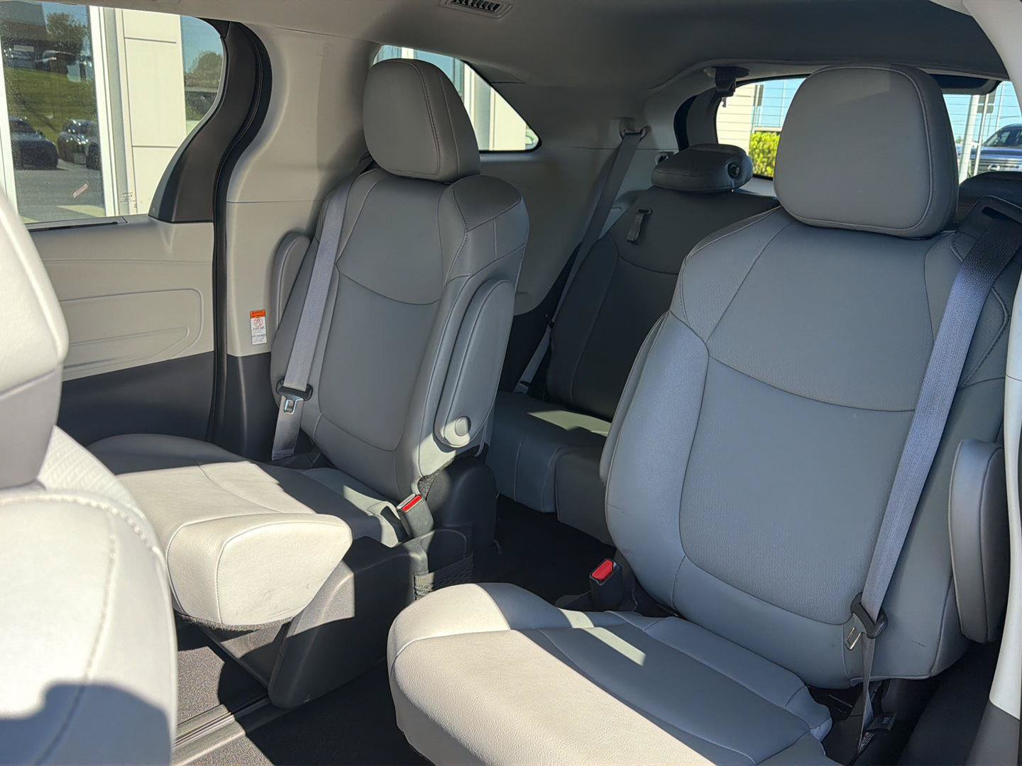 Used 2023 Toyota Sienna XLE FWD image 31