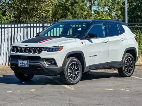 Used 2025 Jeep Compass Trailhawk AWD/4WD image 7