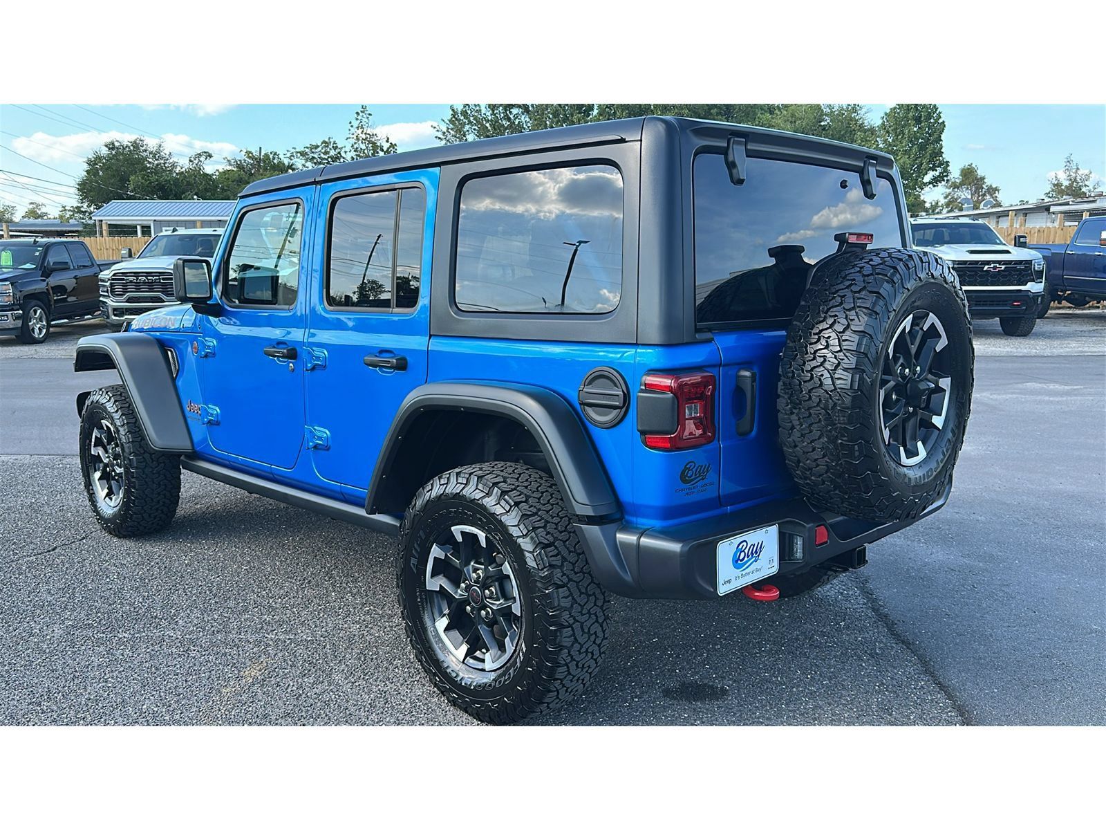 Used 2025 Jeep Wrangler Unlimited Rubicon w/ Convenience Group AWD/4WD image 4