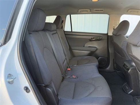 Used 2023 Toyota Highlander LE image 30