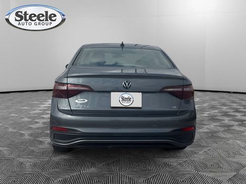 Used 2024 Volkswagen Jetta SE image 4
