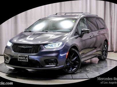 Used 2021 Chrysler Pacifica Touring-L w/ Uconnect Theater Family Group