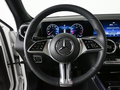 Used 2025 Mercedes-Benz GLB 250 image 2