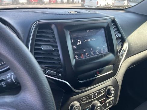 Used 2019 Jeep Cherokee Latitude w/ Popular Appearance Group FWD image 22