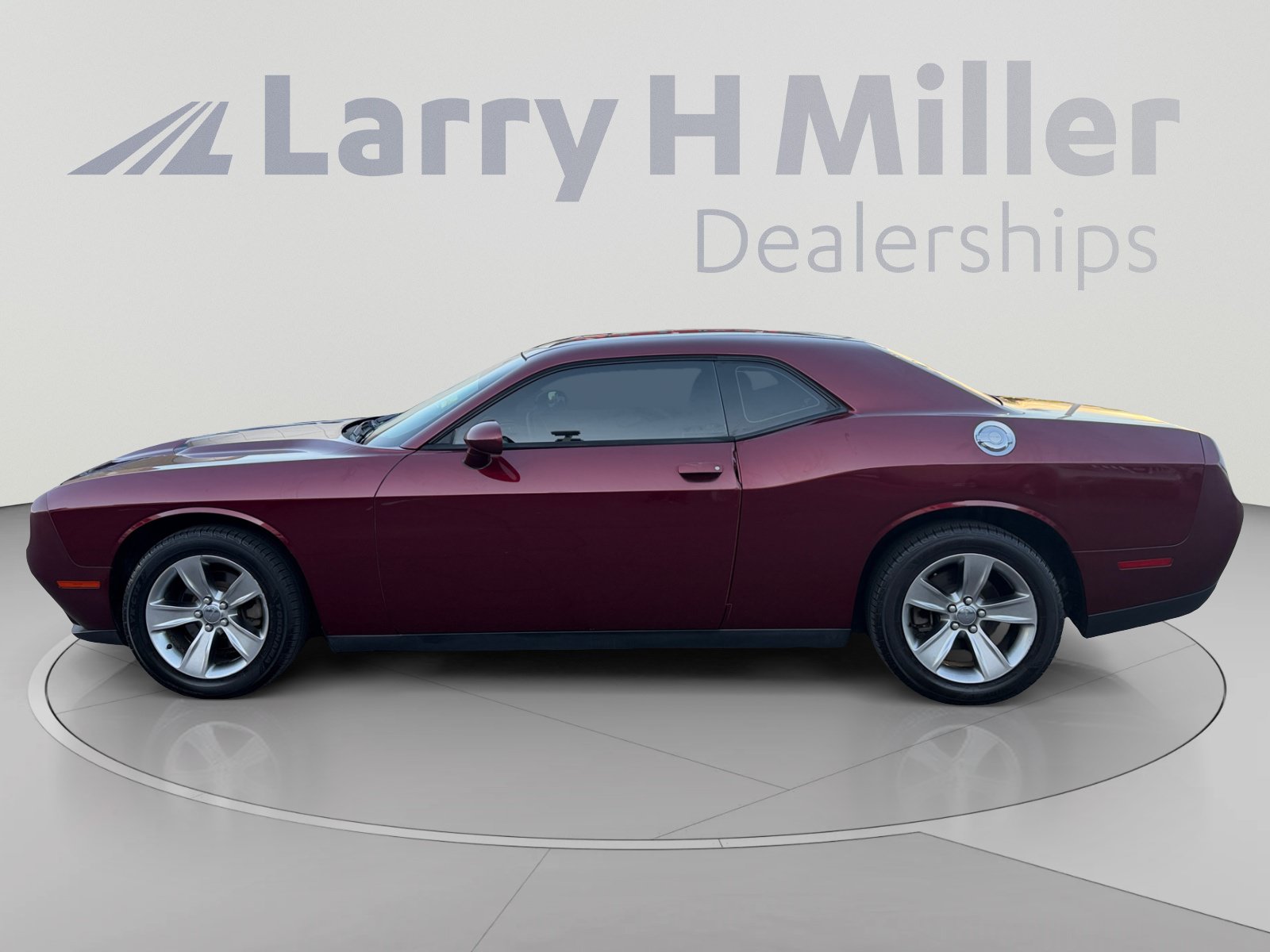 Used 2017 Dodge Challenger SXT RWD image 2