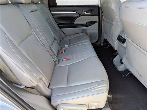 Used 2019 Toyota Highlander XLE FWD image 21