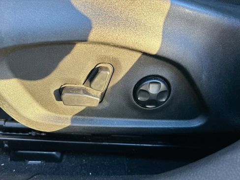 Used 2015 Jeep Renegade Latitude w/ Popular Equipment Group FWD image 12