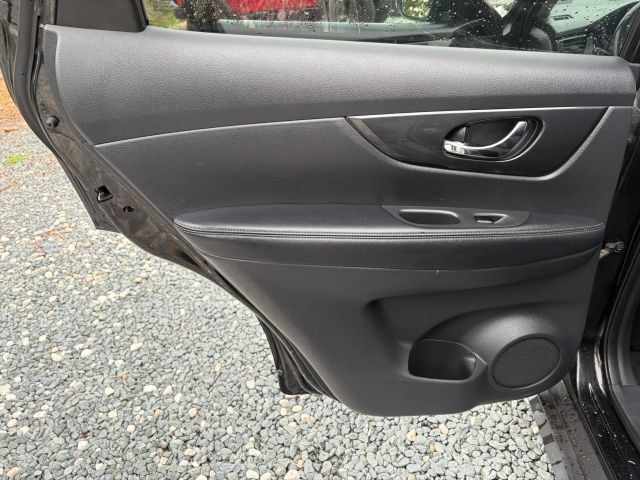 Used 2017 Nissan Rogue SV FWD image 18