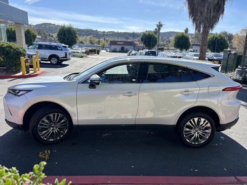 Used 2023 Toyota Venza Limited image 3