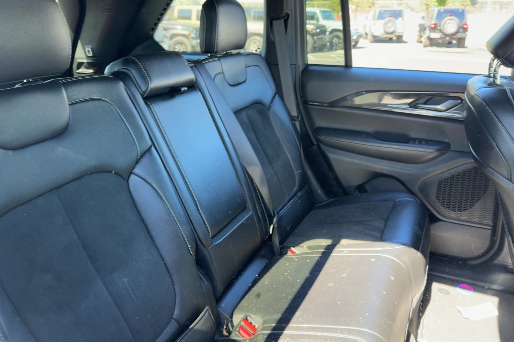 Used 2023 Jeep Grand Cherokee Altitude AWD/4WD image 13