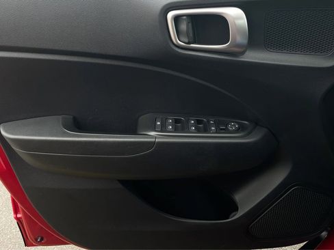 Used 2023 Hyundai Venue SE image 16