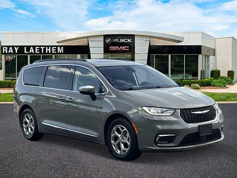 Used 2023 Chrysler Pacifica Limited FWD image 7