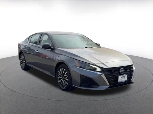 Used 2024 Nissan Altima 2.5 SV image 3