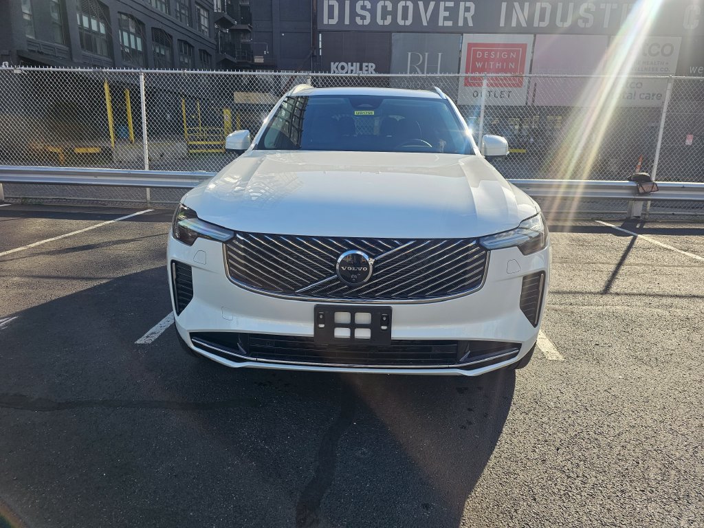 Certified 2025 Volvo XC90 B5 Plus AWD/4WD image 31
