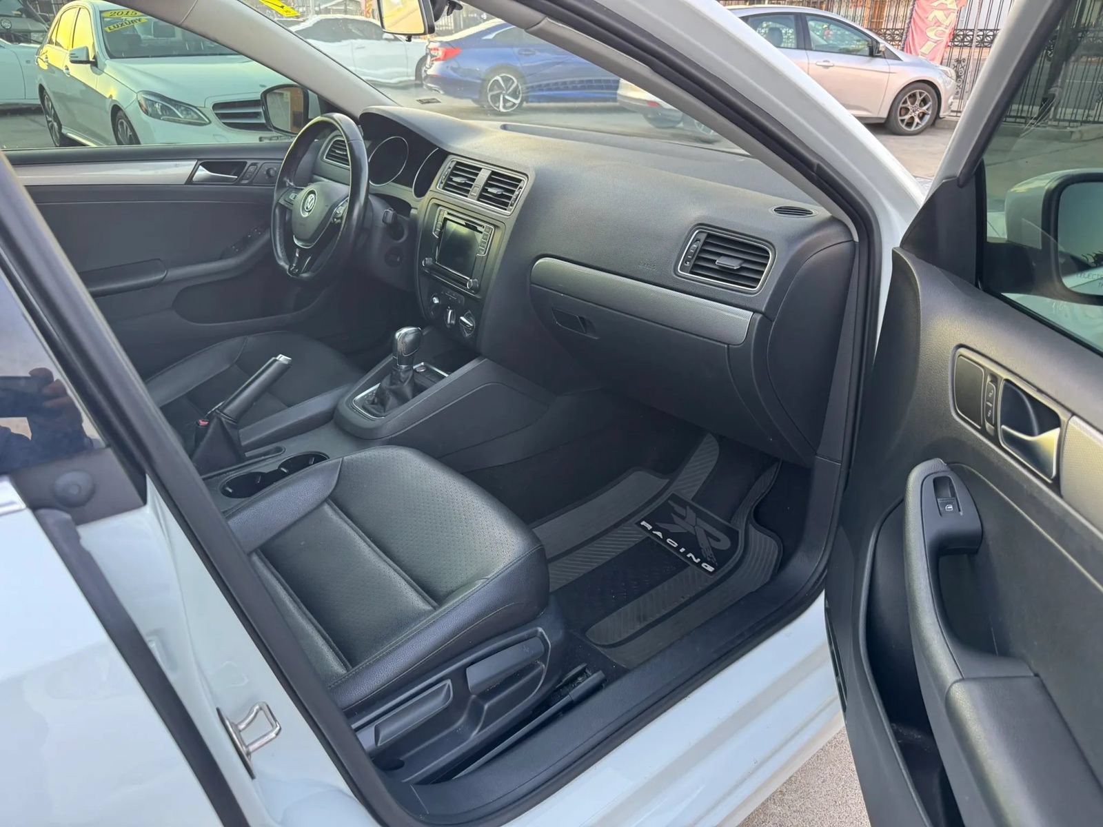 Used 2017 Volkswagen Jetta SE FWD image 3