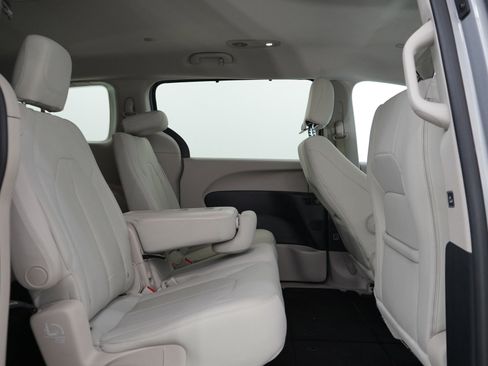 Used 2017 Chrysler Pacifica Touring w/ Tire & Wheel Group FWD image 12
