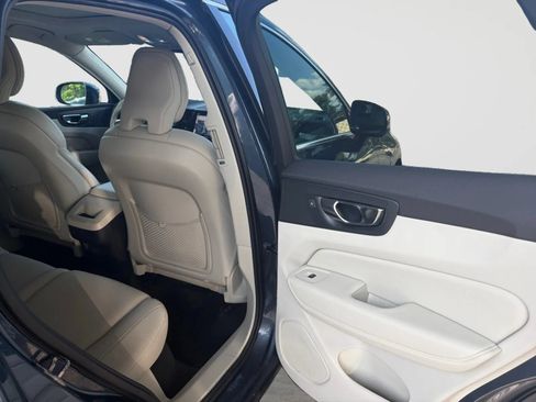 Used 2022 Volvo XC60 B5 Momentum w/ Climate Package AWD/4WD image 17
