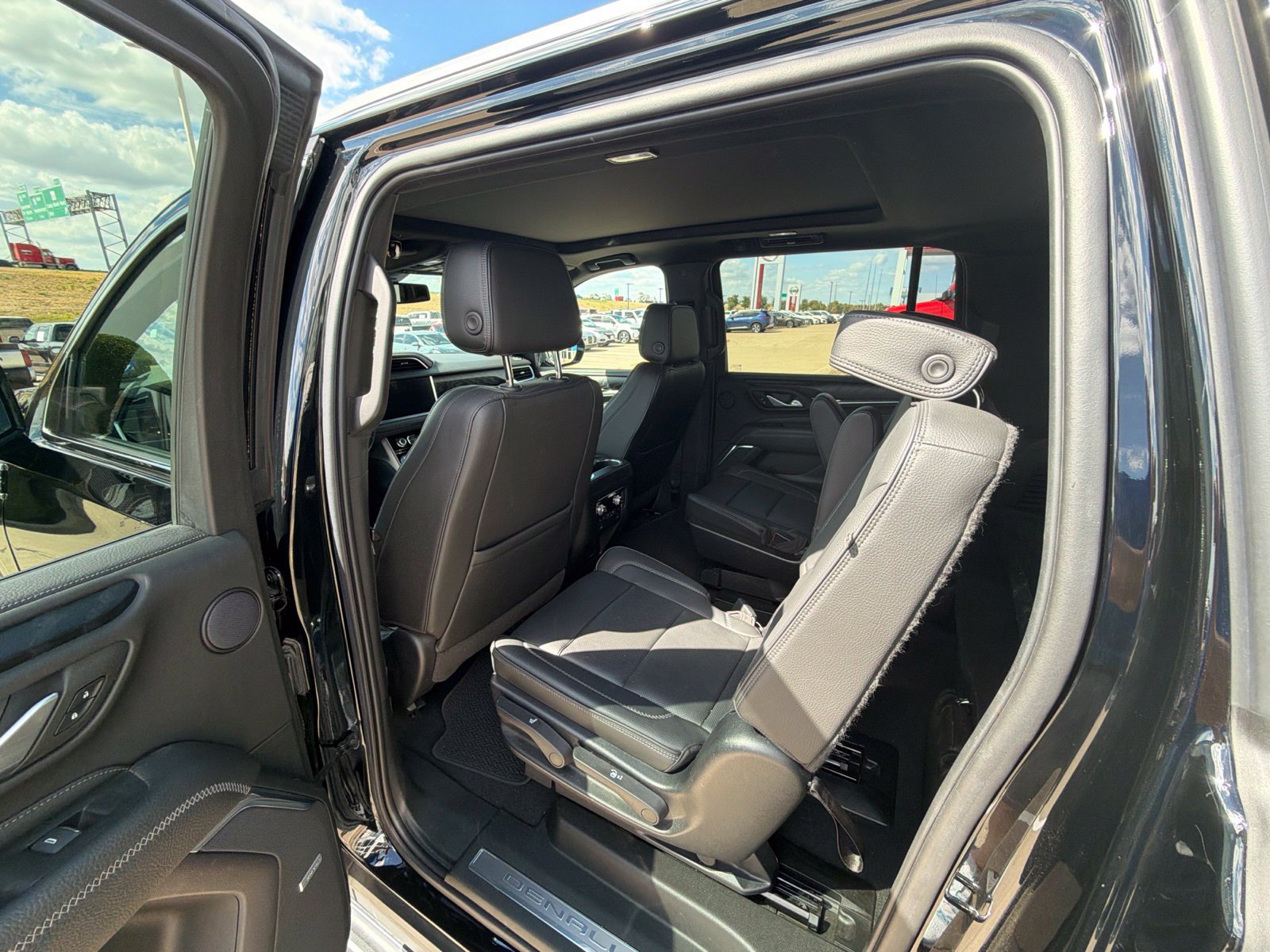 Used 2022 GMC Yukon XL Denali AWD/4WD image 11