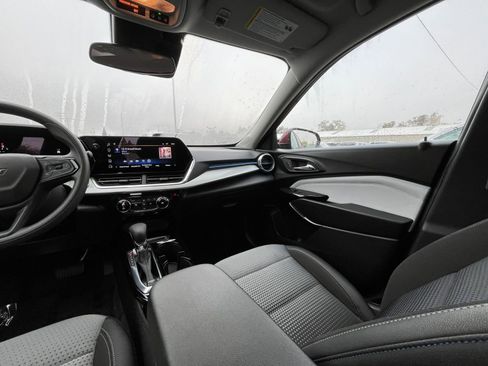Used 2025 Chevrolet Trax LT image 33