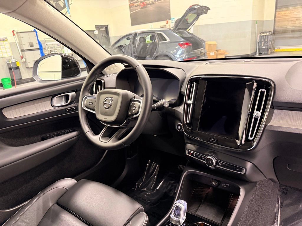 Used 2026 Volvo XC40 B5 Plus AWD/4WD image 30