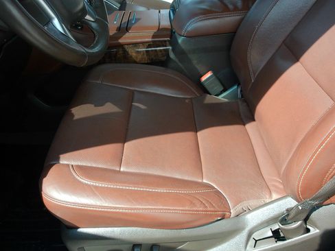 Used 2017 Chevrolet Suburban Premier RWD image 13