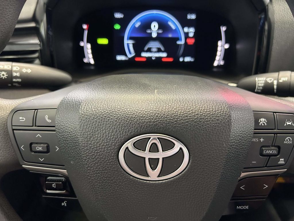 Used 2025 Toyota Camry LE w/ Convenience Package FWD image 28