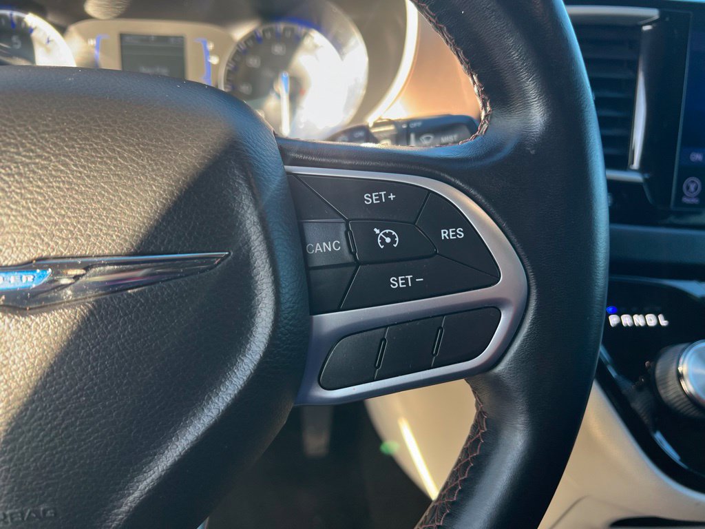 Used 2017 Chrysler Pacifica Touring-L FWD image 38