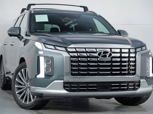 Used 2023 Hyundai Palisade Calligraphy image 2